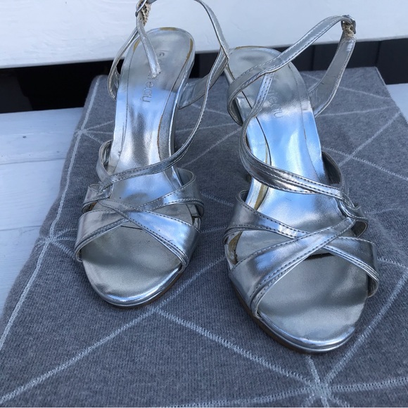 Used le chateaux silver platform heels - Picture 3 of 5